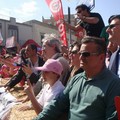 Giro d’Italia 2013 il sindaco consegna la targa a Raffaele Iannibello