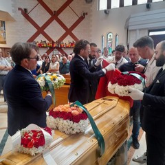 Commozione e plauso ai funerali di Antonio Luisi