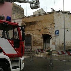 Crolla un edificio pericolante in via De Gasperi Canosa