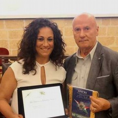 Antonia Sinesi premiata dal Cav. Uff. Cosimo Sciannamea presidente ANCRI BAT