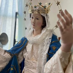 Tra fede e devozione, benedetto il nuovo abito della Madonna dell’Assunta