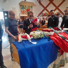 Commozione e plauso ai funerali di Antonio Luisi