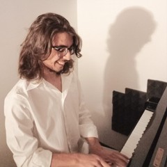 Al pianoforte Giuseppe Malcangio