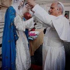 Papa Leone XIV benedice la corona della statua di Maria Assunta