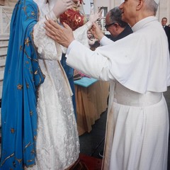 Papa Leone XIV benedice la corona della statua di Maria Assunta
