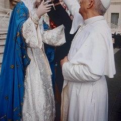Papa Leone XIV benedice la corona della statua di Maria Assunta
