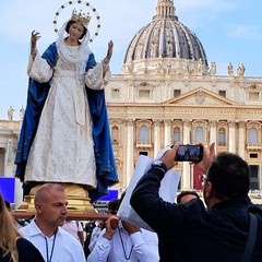 Papa Leone XIV benedice la corona della statua di Maria Assunta