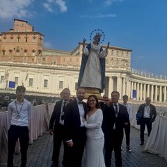 Papa Leone XIV benedice la corona della statua di Maria Assunta