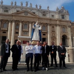 Papa Leone XIV benedice la corona della statua di Maria Assunta