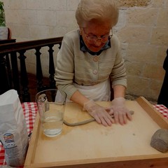 Canosa:  Preparazione  strascinati di grano arso