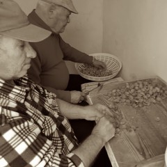 Canosa di Puglia: Preparazione mandorle per il Marzapane-Ph.Mazzarella S.