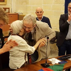 2016 L'abbraccio del sindaco di Canosa La Salvia con  Lidia Menapace