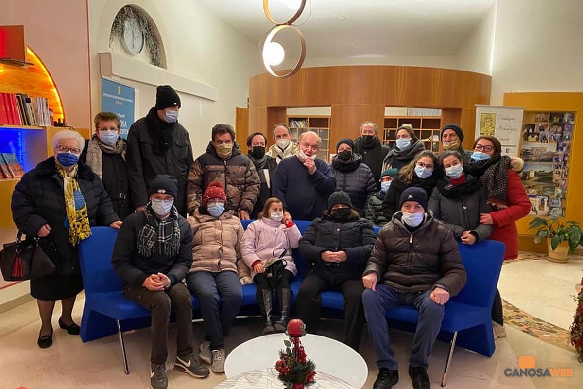 Lino Banfi con i ragazzi del Gruppo Amici di Canosa di Puglia
