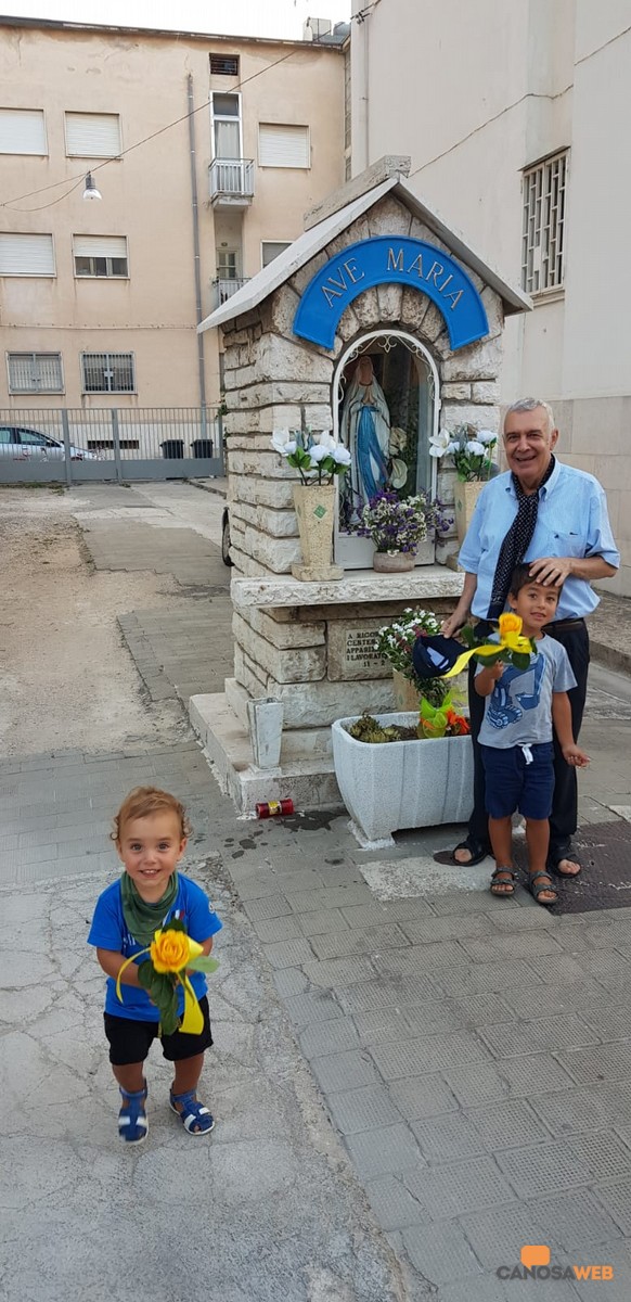 Canosa: Due rose gialle alla Madonnina di Lourdes