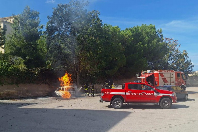 Canosa: A fuoco un'autovettura nel parcheggio dell'Ospedale