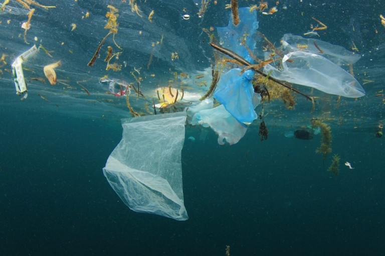 Mare rifiuti di plastica