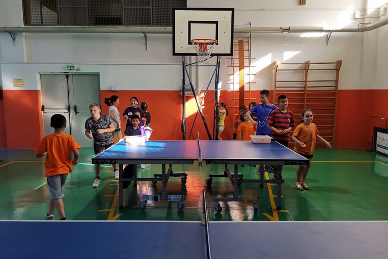 Tutti insieme si può- ping pong sui tavoli