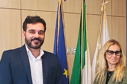 L'ambasciatore Domenico Pecere e l'assessora Serena Triggiani
