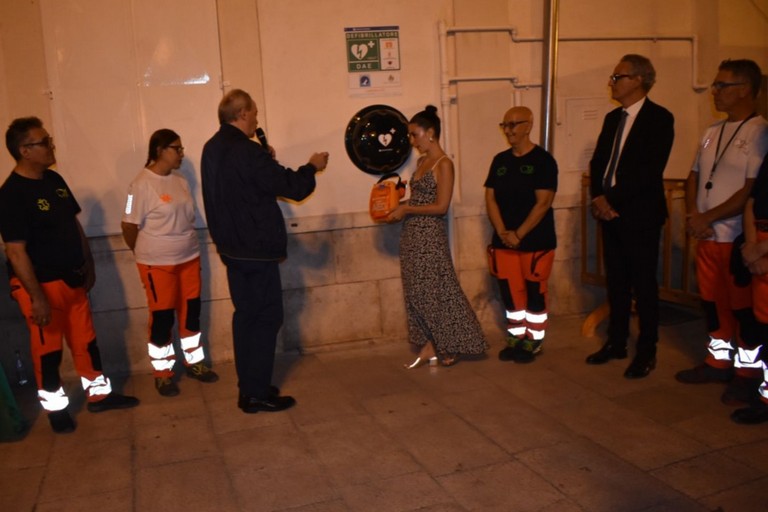 Canosa: Inaugurato il defibrillatore automatico esterno in piazza Vittorio Veneto