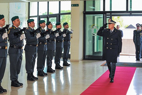 G di F Il Generale  Augelli in visita al II Gruppo Bari