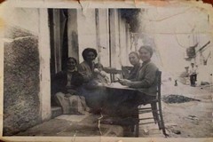 Donne di casa sedute per strada