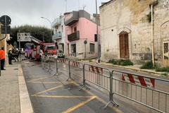Crolla un edificio pericolante in via De Gasperi