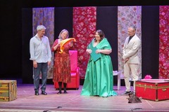 Buona la prima! Applausi per la  "Coppia aperta, quasi spalancata"