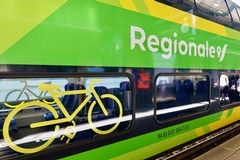A Bari l’ultimo treno elettrico a doppio piano modello Rock del Regionale di Trenitalia