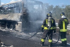 Canosa: autobus in fiamme sulla A14