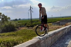 Canosa: Brumotti in bici sul ponte dell'Ofanto