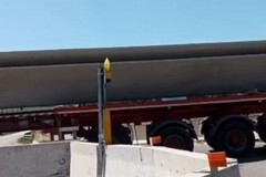 Traffico in tilt sull'Andria-Canosa, un mezzo pesante incastrato alla rotatoria di Montegrosso
