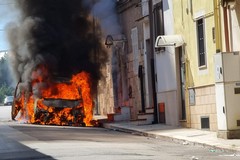 Canosa: Incendiati un furgone e un auto