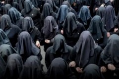 La processione bistrattata di una città anonima