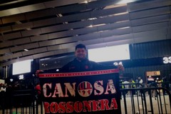 Lo striscione 'Canosa Rossonera' al  Santiago Bernabeu