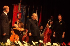 Canosa di Puglia 5/11/2011 - inaugurazione teatro Lembo - Lino Banfi sul palco intervista.