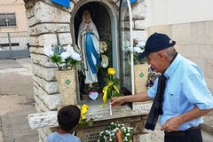 Canosa:  Due rose gialle alla Madonnina di Lourdes