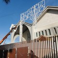 Cade dal cestello mentre lavora a luminarie e muore