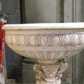 Acquasantiere vuote e niente segno di pace