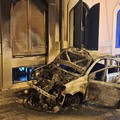 Incendio a Canosa :vettura a fuoco nella notte
