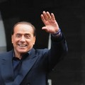 La mano dell'addio di Silvio Berlusconi