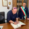 Lino Banfi firma il registro degli ospiti illustri