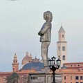 Le misteriose statue degli “Eroi di domani”