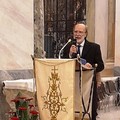 Modificare l’opera sostituendo i volti del Dottor Sergio Fontana e di don Felice Bacco.