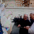 Papa  Leone XIV benedice  la corona  della statua di Maria Assunta