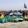 I volontari Plastic Free hanno ripulito spiagge, aree verdi, piazze e luoghi pubblici