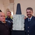 L'opera di San Sebastiano  in tufo donata al Comandante della Polizia Locale di Andria