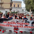 In piedi signori ...davanti ad una Donna