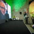 Più la macchina imita l’umano, più l’umano rischia di smarrirsi.
