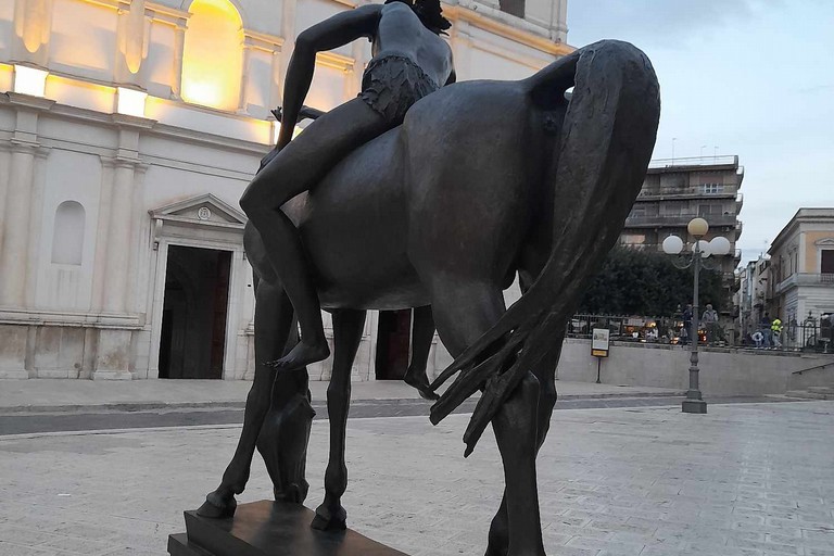 Canosa: ‘Il Giovane cavaliere della Pace’ di Venanzo Crocetti