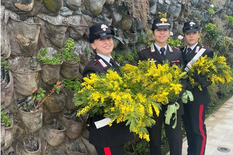 Donne Carabiniere -Mimose